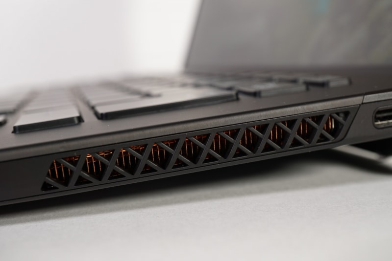 VAIO Zの排気口は左右に2つある。心なしか右側のほうが風量が多かったので、騒音計は右側に設置した