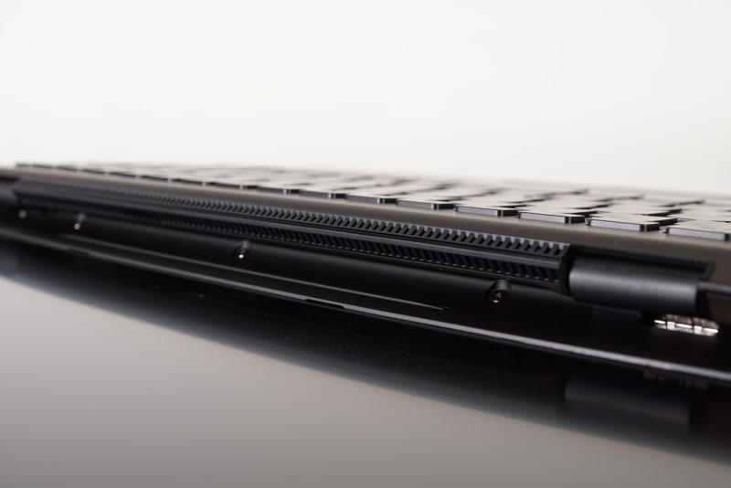 吸気はヒンジ部分のスリットから行なっているようだ