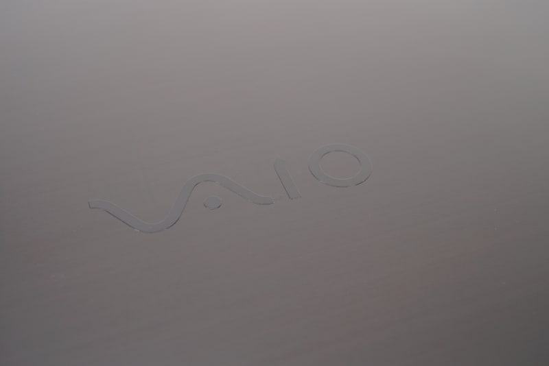 SIGNATURE EDITIONの天板のロゴ部分の拡大。カーボンファイバーの繊維の線がわかりやすい