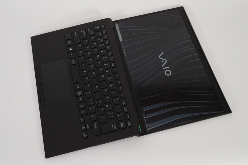 ヒンジが180度開くVAIO Z(左)。右の写真のVAIO SX14のように、これまでのVAIOのクラムシェルでは途中までしか倒せなかった
