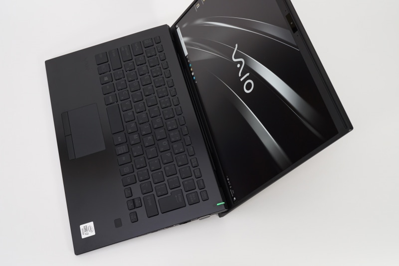 ヒンジが180度開くVAIO Z(左)。右の写真のVAIO SX14のように、これまでのVAIOのクラムシェルでは途中までしか倒せなかった