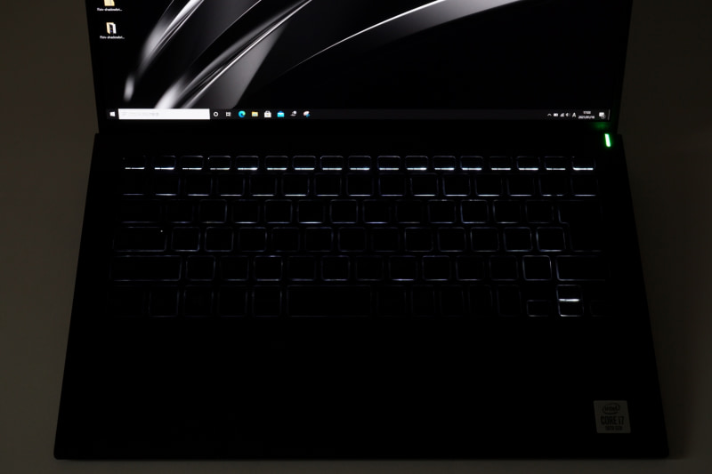 こちらはVAIO SX14のキーボードバックライト。透過処理がされておらず、キーの印字が見えない