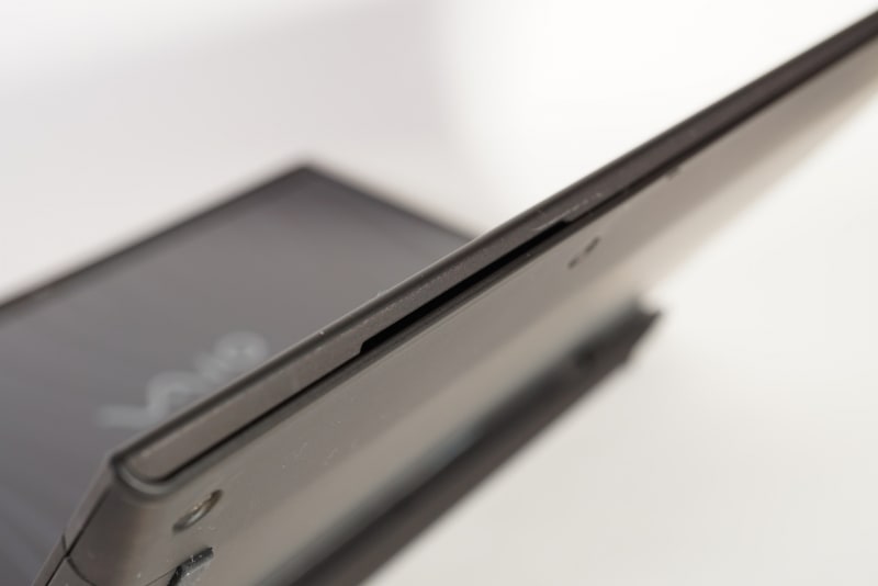 スピーカーはキーボード面の前側の側面部に用意されている