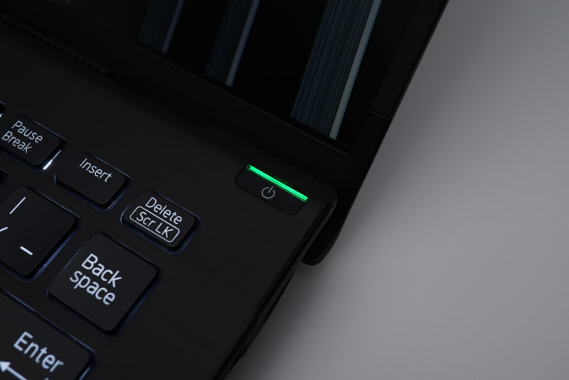 電源ボタンには指紋認証センサーが内蔵されている。そのため、電源投入と同時にセンシングも行ない、そのままWindows 10にログインできるようになっている