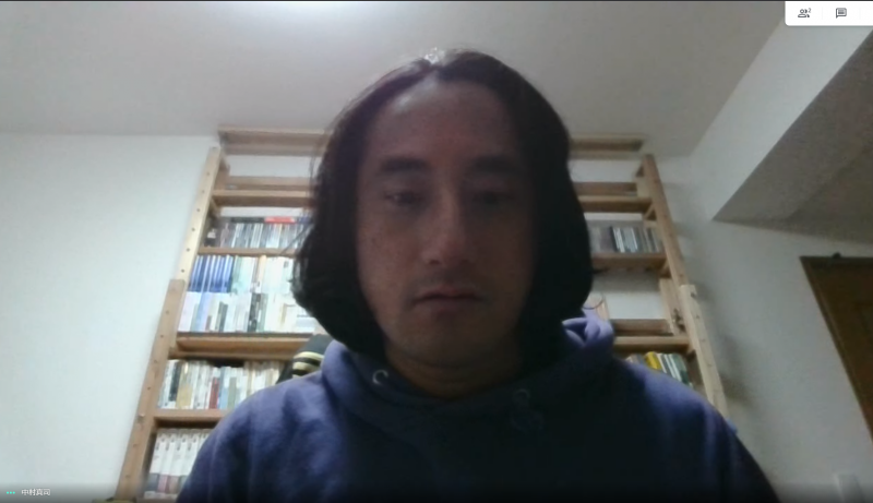 VAIO ZのWebカメラを使用。カメラの画質は標準的なものだが、写真の場所では真後ろにシーリングライトがあり、逆光になるため画質が悪くなっている