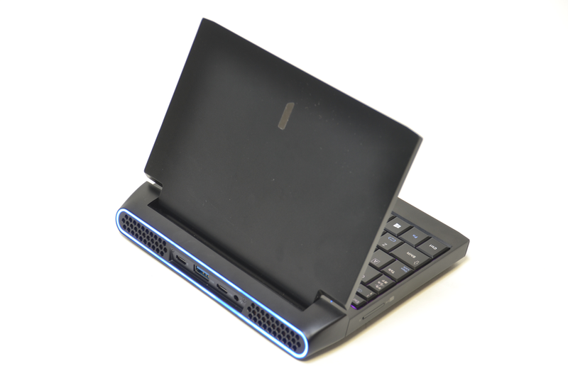 ブラックの外見はシンプルで用途を選ばない。背面の青いLEDバーは消灯可能