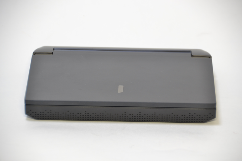 前面の小さな凹凸はデザイン的なもの。左側にはマイクが内蔵されている