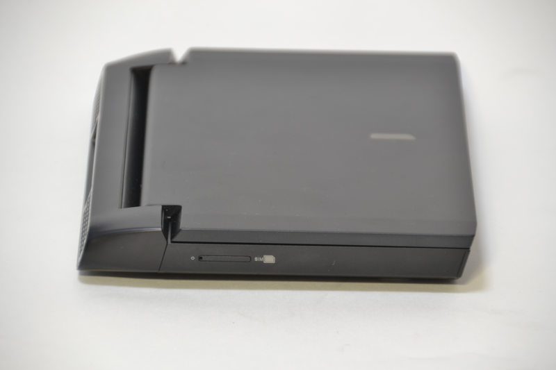 左側面にはSIMスロット(4G/5G対応機種のみ使用可能)