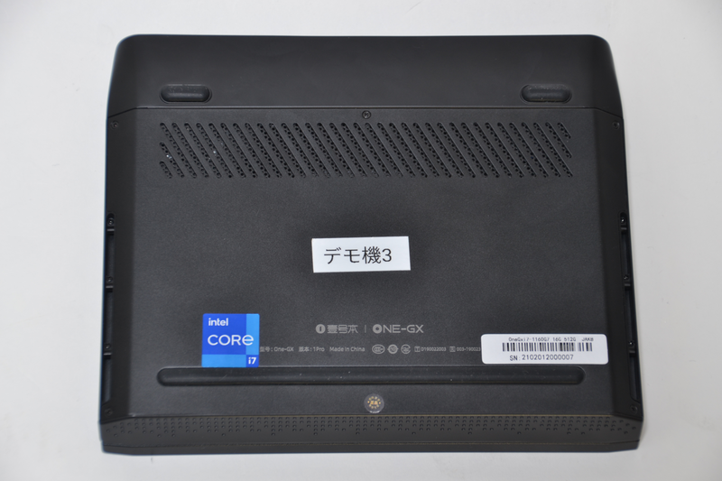 底面のスリットは吸気口。スピーカーも内蔵されている