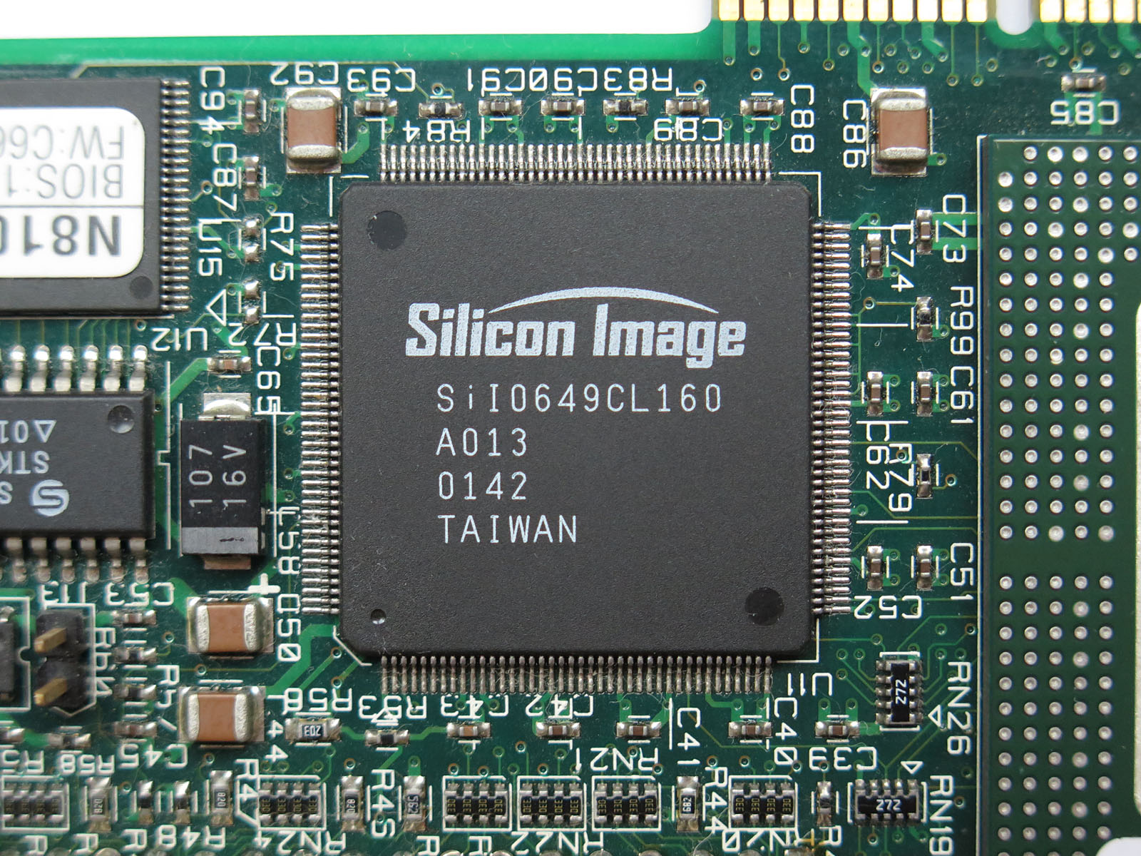 Silicon ImageのPCI→Ultra ATA/100コントローラ「SiI0649CL160」を2基搭載している