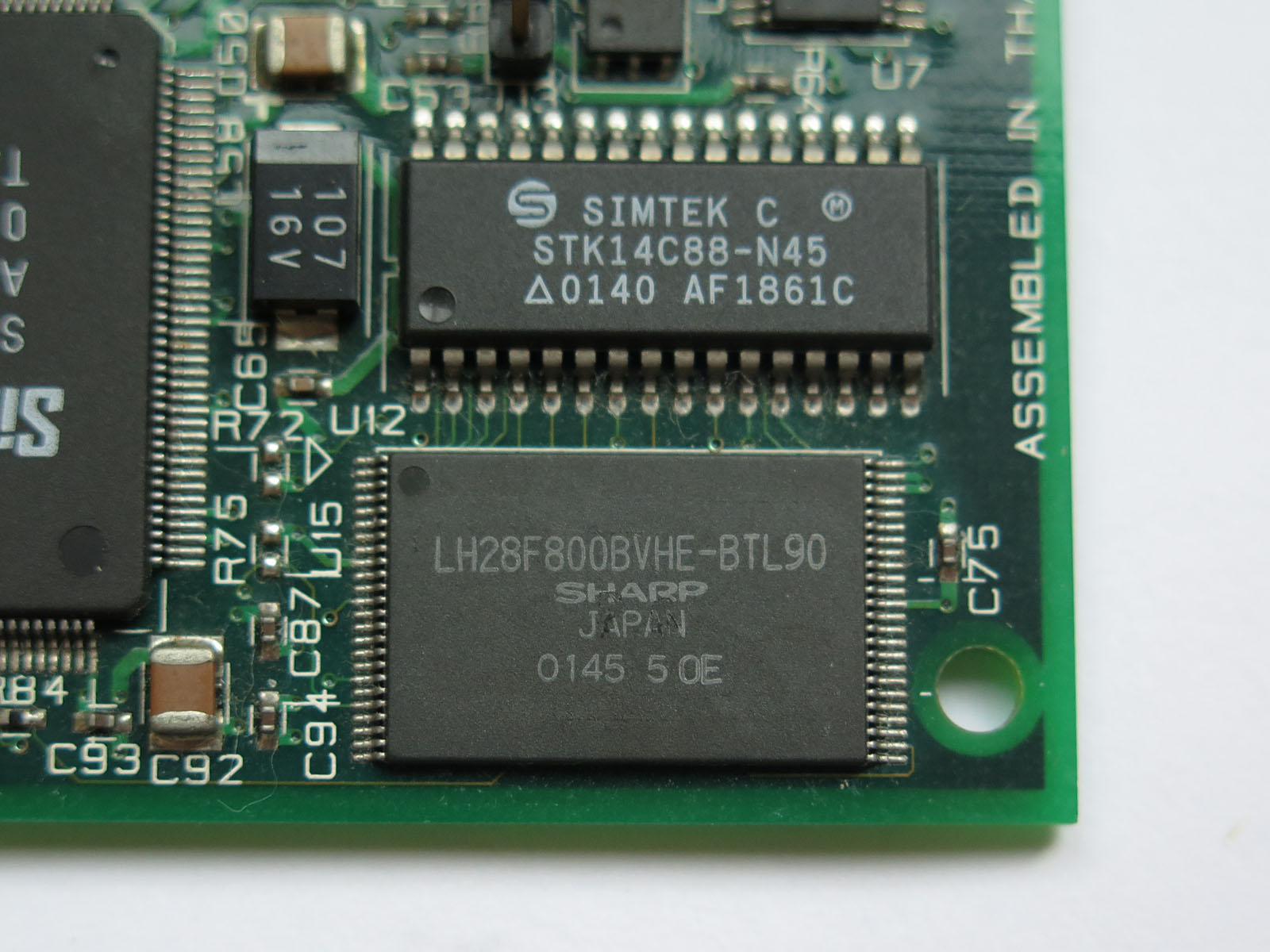 SIMTEKの不揮発性SRAM「STK14C88-N45」(写真上)、シャープ製フラッシュROM「LH28F800BVHE-BTL90」(写真下)