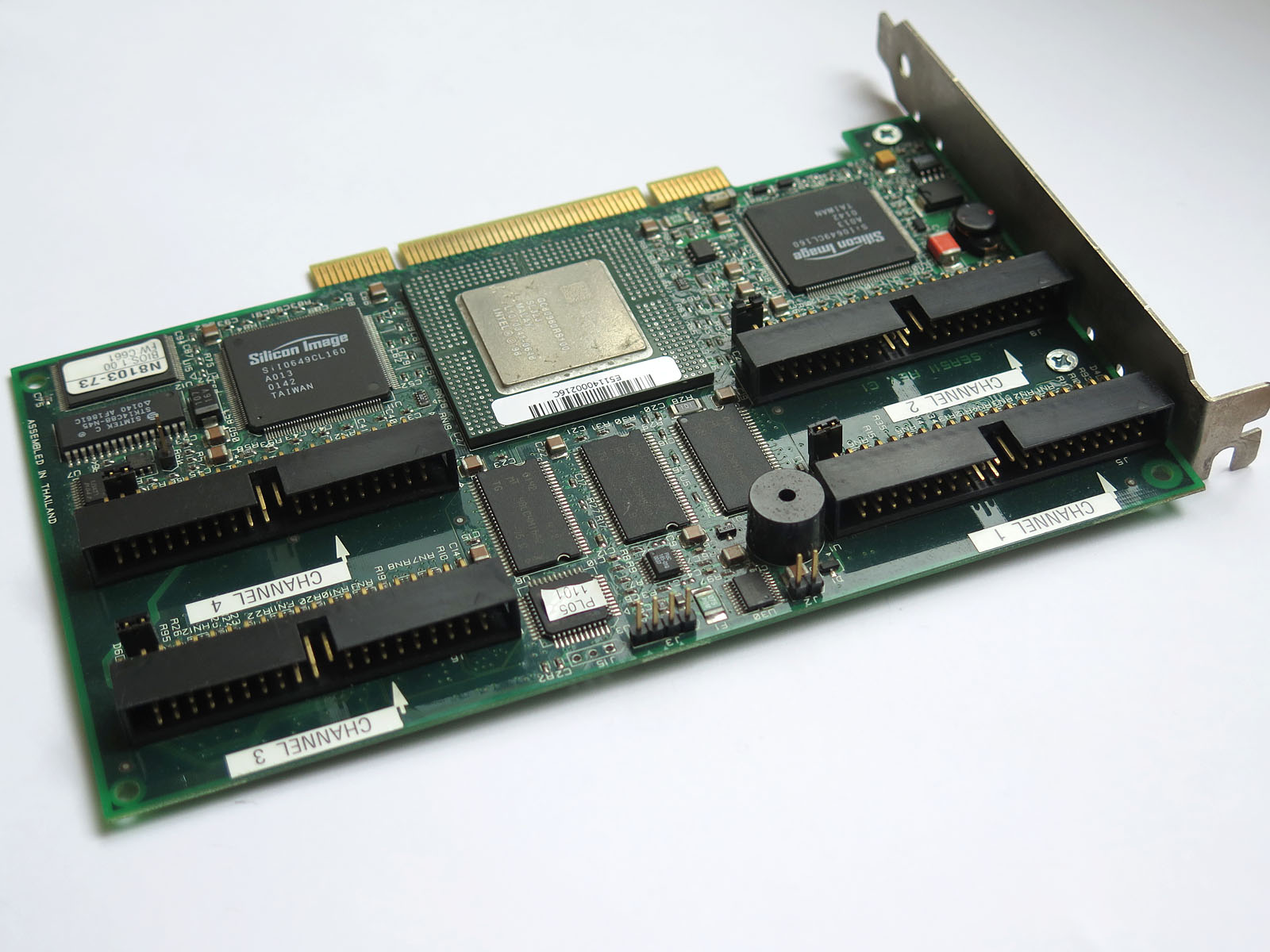 4チャンネルのIDEポートを搭載し、最大8台のHDDを接続可能