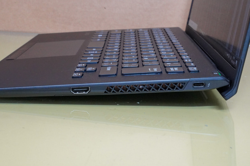 USB Type-C(Thunderbolt 4/USB4対応)が本体側面の左右それぞれにあり、それ以外はオーディオ端子が左側面に、HDMIが右側面にあるというシンプルなデザイン
