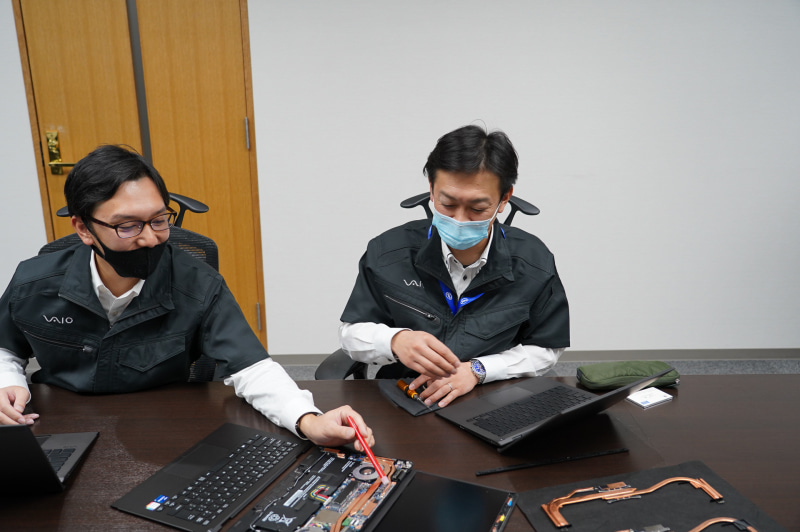 放熱関連のソリューションを説明するVAIO株式会社 PC事業本部 エンジニアリング統括部 システム設計課 エレクトリカルマネージャー 板倉功周氏(左)、同エンジニアリング統括部 デバイスエンジニアリンググループ プロジェクトリーダー課 プロジェクトリーダー 古川恵一氏(右)