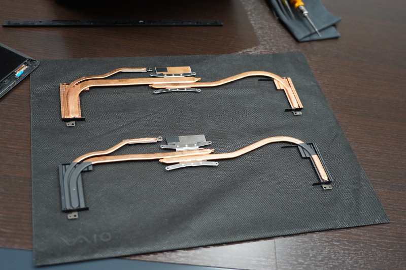 上がCore i7用のヒートパイプ、下がCore i5用のヒートパイプ。Core i7用のほうが重くて高性能