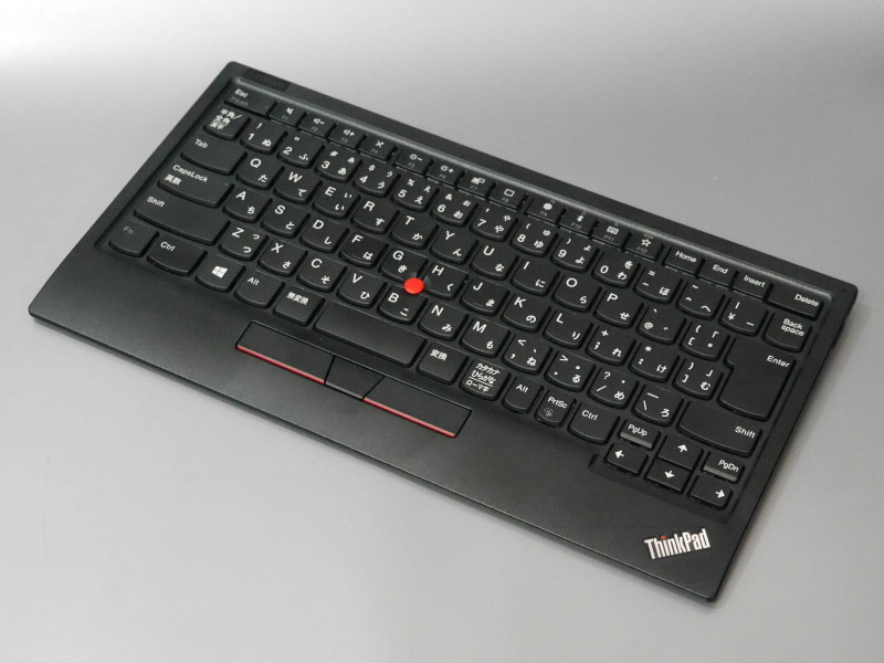 ThinkPadのキーボードだけを独立させたかのような構造。公称サイズは305.5×164×13.7mm(幅×奥行き×高さ)。重量は516g