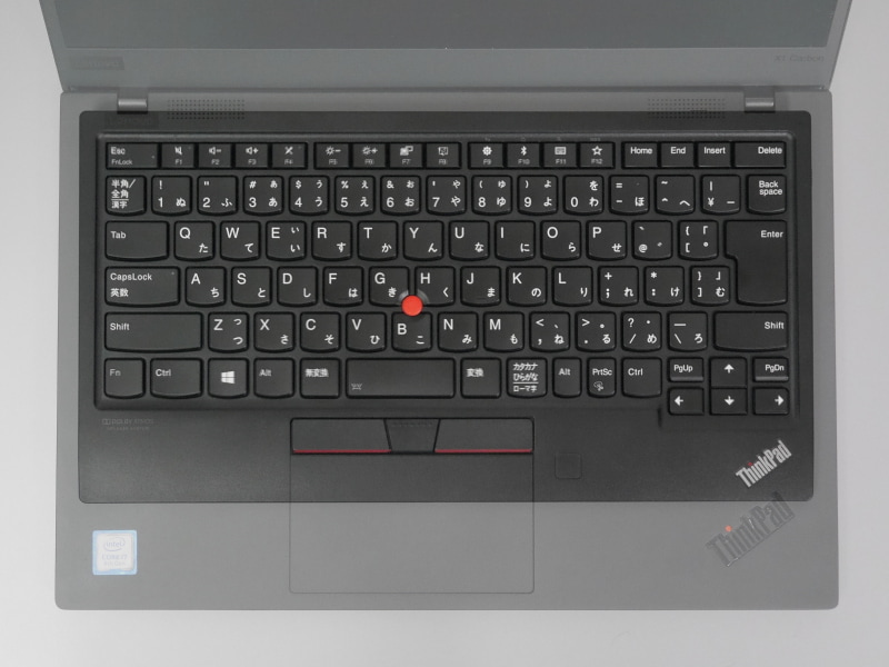写真を半透明化してThinkPad X1 Carbon(2019)と重ねてみた。キートップの表記こそ一部異なるものの、配列はまったく同じだ