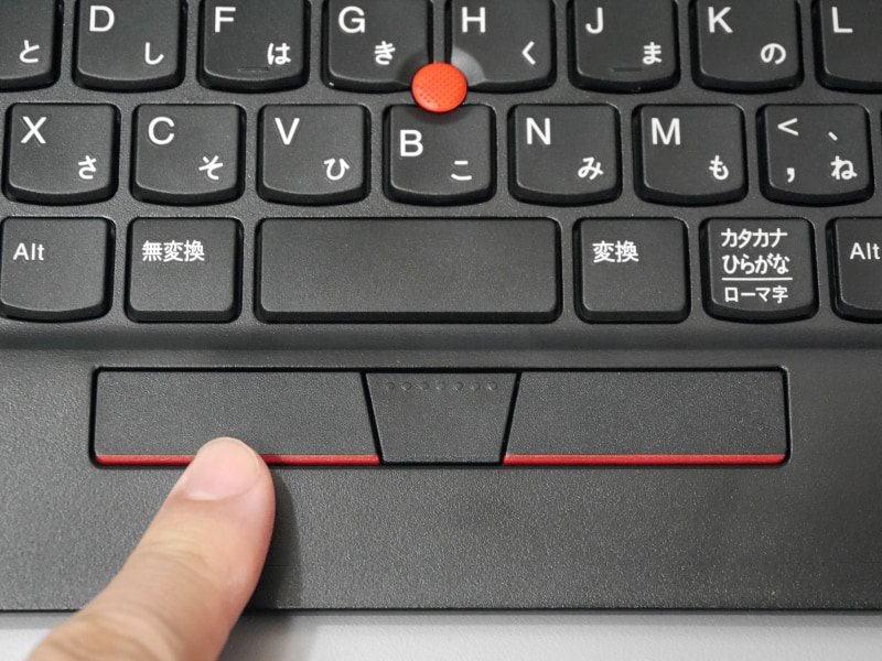 キーボード手前に左右ボタンを搭載。従来モデルよりもフラットになりやや扱いづらくなった(後述)