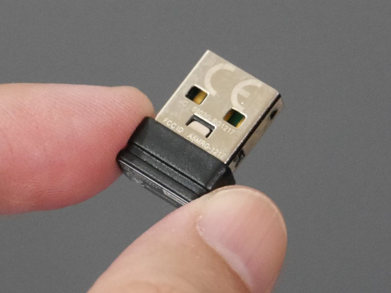付属のUSBドングル。2.4GHz帯独自方式での接続が行なえる