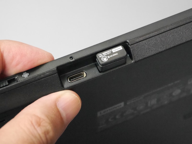 USBドングルは背面に収納しておける。隣のUSB Type-Cポートは充電専用で、有線キーボードとして使えるわけではない