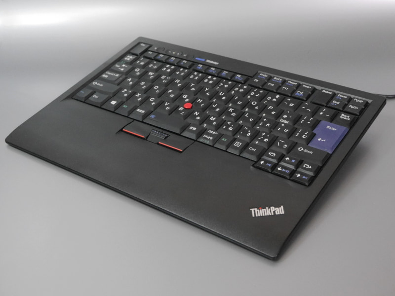 筆者が常用している「ThinkPad USB トラックポイントキーボード(以下旧キーボードと表記)」。2009年発売の、Windows 10すら正式サポートしていない古い製品だ。型番は「55Y9024」
