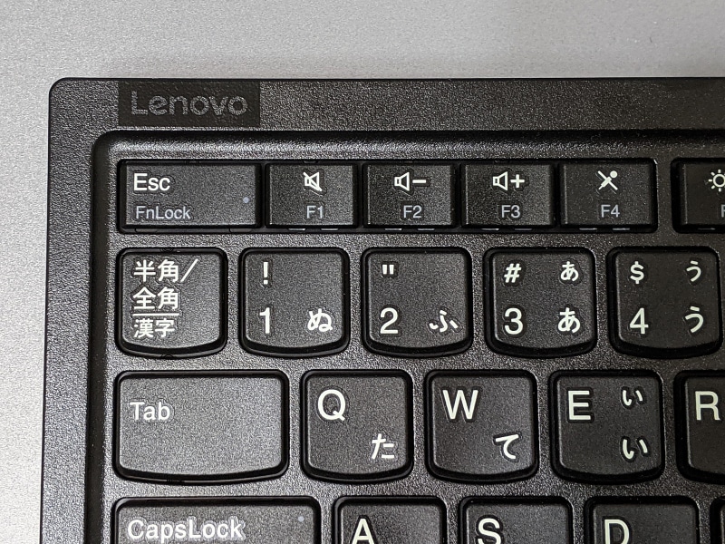 本製品はEscキーとF1キーの間に間隔がない