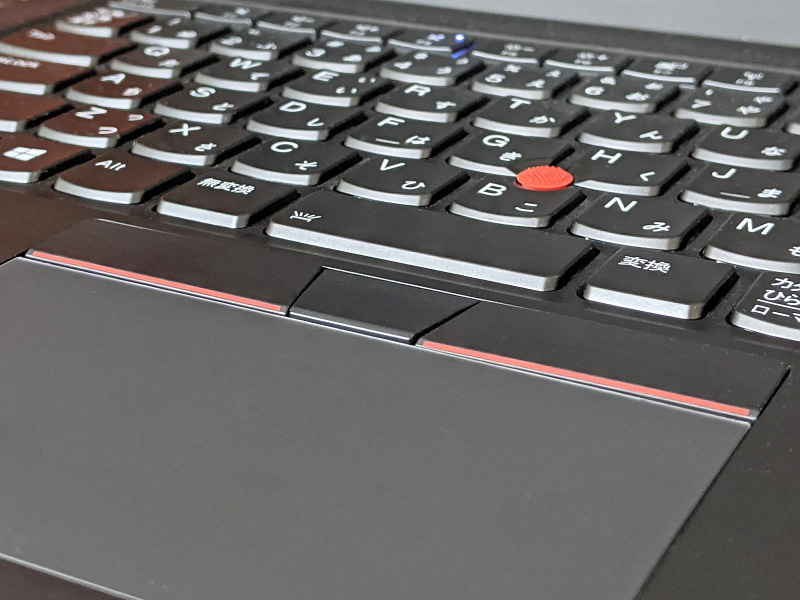 こちらはThinkPad X1 Carbon(2019)。本製品と同じく、段差がほぼない仕様だ