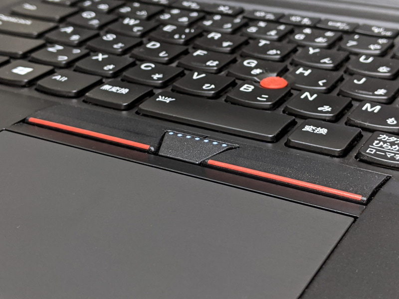 こちらは3世代前、ThinkPad X1 Carbon(2016)。世代を重ねるごとに薄くなっているのがよくわかる