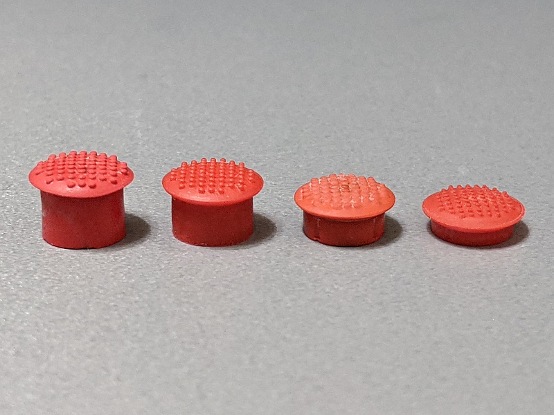 トラックポイントのキャップの比較。左から、旧キーボード、本製品、ThinkPad X1 Carbon(2016)、ThinkPad X1 Carbon(2019)。それぞれ6.0mm、5.0mm、3.7mm、2.7mmとかなりの違いがある