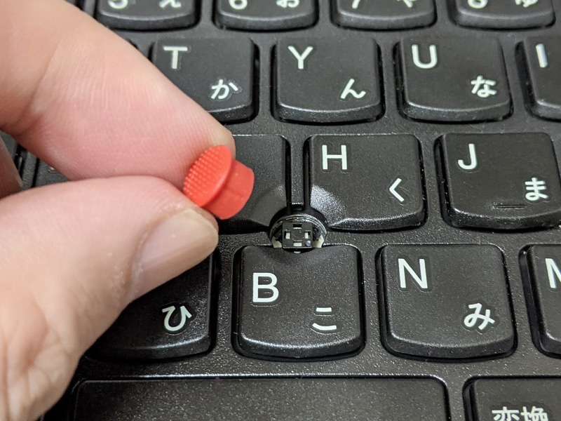 キャップは簡単に取り外せる。ちなみに純正キャップの型番は「0A33908」