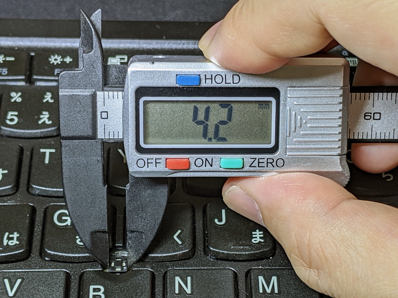 キャップを差し込む支柱の幅は約4.2mm。このサイズに合えば交換は原則可能だ