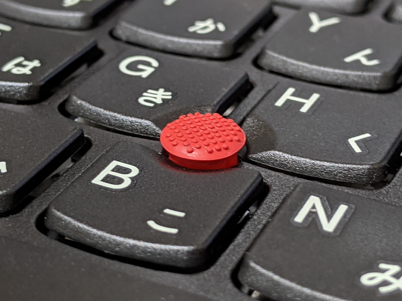 旧キーボードのキャップと交換した状態。1mmの違いだが、背が高くなることで操作しやすくなる。ちなみに型番は「73P1948」