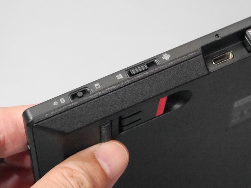 スタンドは内側に折りたたむタイプ。不用意な方向から力が加わらないようにしたい