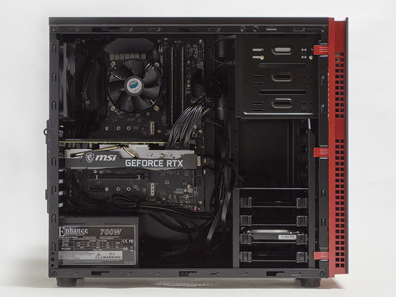 右サイド(内部)。2.5/3.5インチドライブベイ×4(うち2つ使用)、電源は700W。中央にGeForce RTX 3070が陣取っている