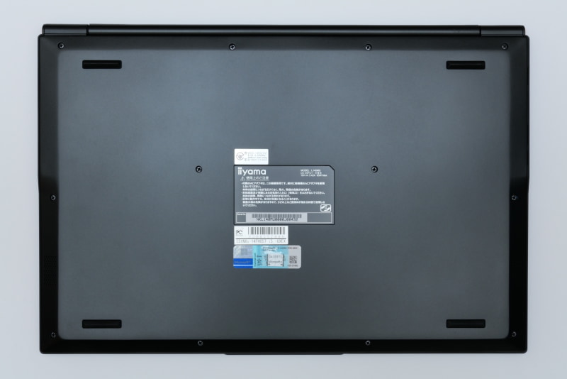 本体底面。放熱口、吸気口は設けられていない