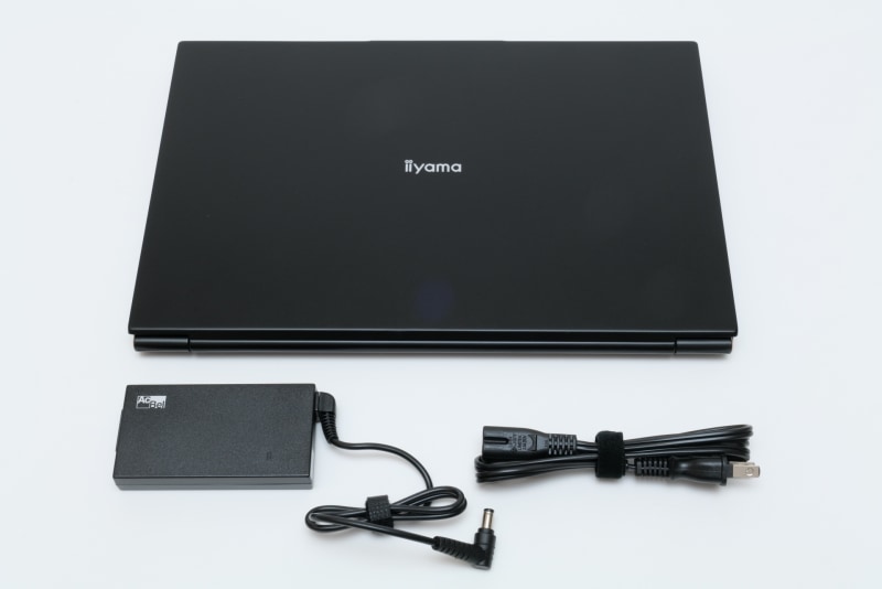 貸出機はACアダプタ、電源ケーブルのみだったが、製品版にはマニュアル、カスタムパソコン1年保証書も付属する