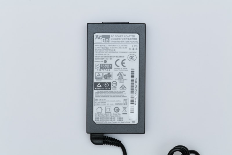 ACアダプタの型番は「ADA012」。仕様は入力100～240V/1.5A、出力19V/3.42A、容量65W