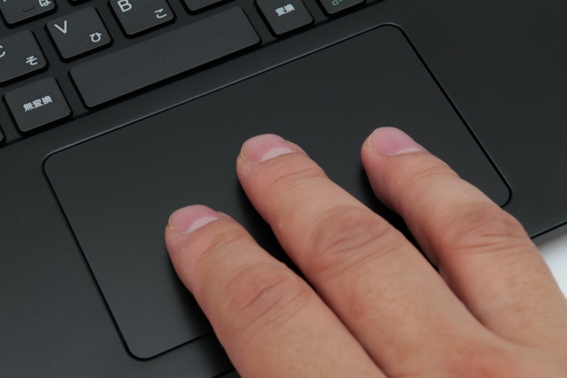 全体が沈み込むダイビングボード構造を採用したタッチパッドの面積は実測約106×66mm(幅×奥行き)