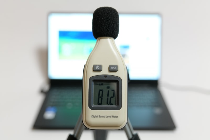 YouTubeで公開されている「前前前世(movie ver.) RADWIMPS MV」を最大ボリュームで再生したさいの音圧レベルは最大81.2dB(50cmの距離で測定)