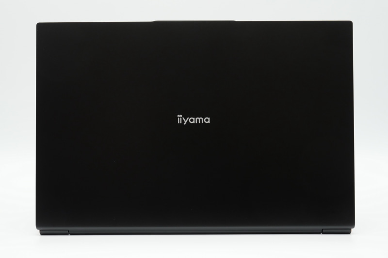 天板部分。天板はフラットでロゴもひかえめ。カラーはマット調のブラックで、ビジネスPCらしいシンプルな印象。MIL-STD-810G準拠の堅牢性試験をクリアする堅牢性を確保する点もうれしい