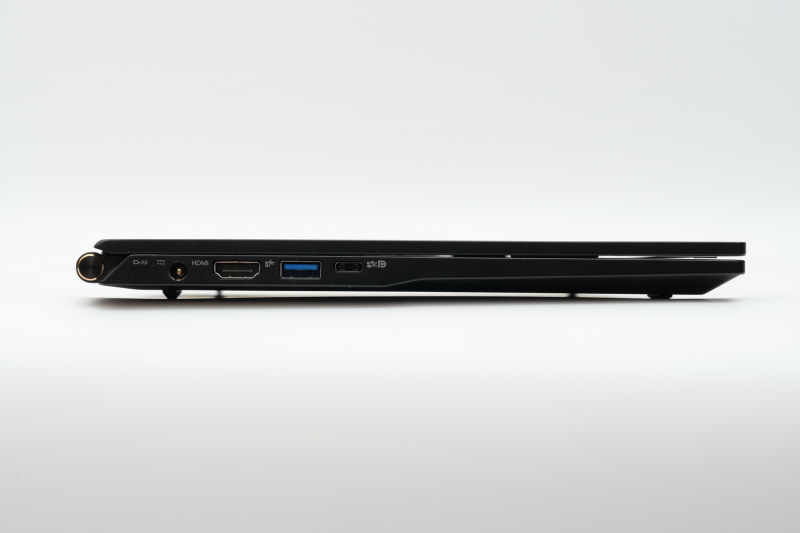 左側面。高さは底面のゴム足込みで19mmと十分に薄く、携帯性は申し分ない