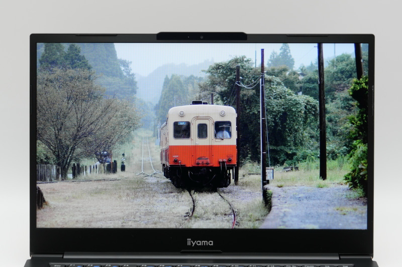 パネル表面は非光沢処理で、外光の映り込みは気にならない。発色の鮮やかさは光沢液晶にやや劣る印象も、このクラスとしては十分満足できるレベルだ