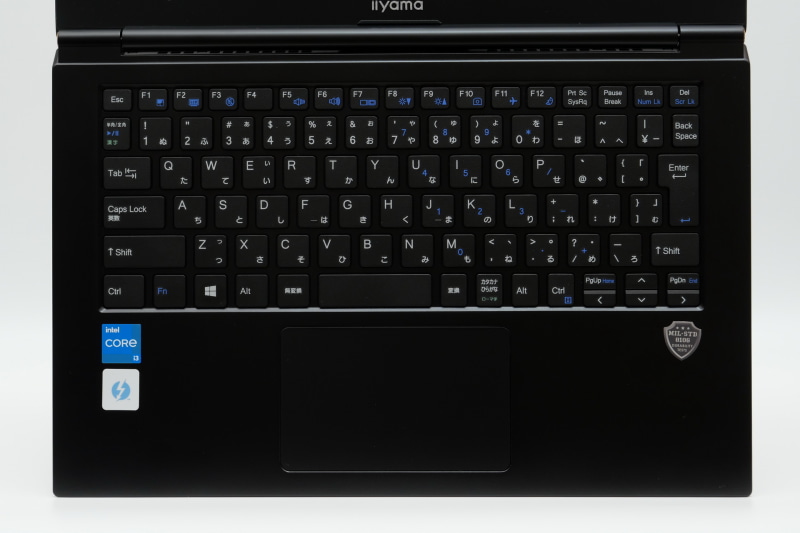 アイソレーションタイプの日本語キーボードを搭載。バックライトはないが配列は標準的でタッチタイプも申し分ない