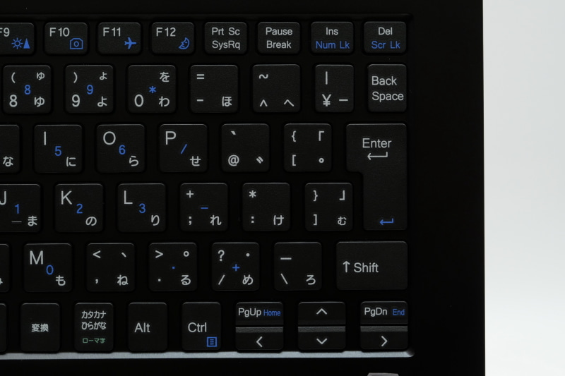Enterキー上部の一部キーのピッチが狭く、カーソルキーが狭い場所に押し込められている点は少々残念