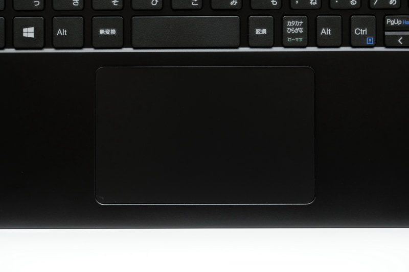 クリックボタン一体型のタッチパッドは面積も広く、十分扱いやすい