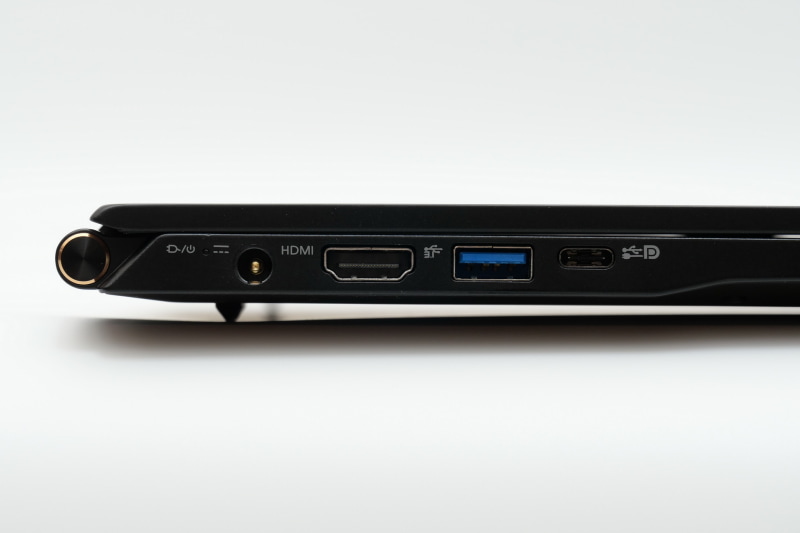 左側面には電源コネクタ、HDMI、USB 3.1、Thunderbolt 4を配置。Thunderbolt 4はUSB PD対応で汎用USB PD準拠ACアダプタを利用した給電およびバッテリの充電が可能だ