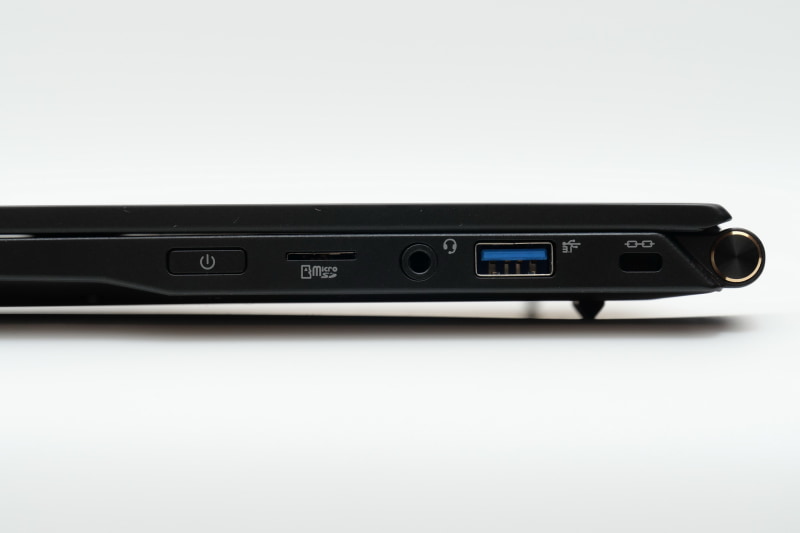 右側面には、microSDカードスロット、3.5mmオーディオジャック、USB 3.0、USB 3.0を配置。電源ボタンもこちらに配置している