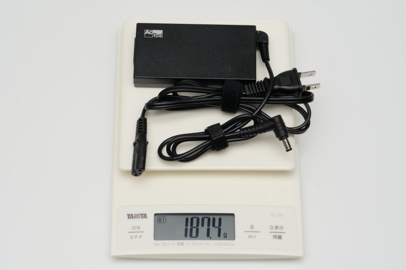 ACアダプタの重量は、付属電源ケーブル込みで実測187.4gだった