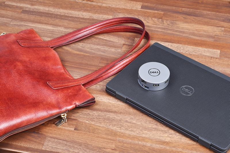 見てのとおりのコンパクトさなので、13型ノートと一緒にカバンに入れて持ち運ぶのは苦にならない。