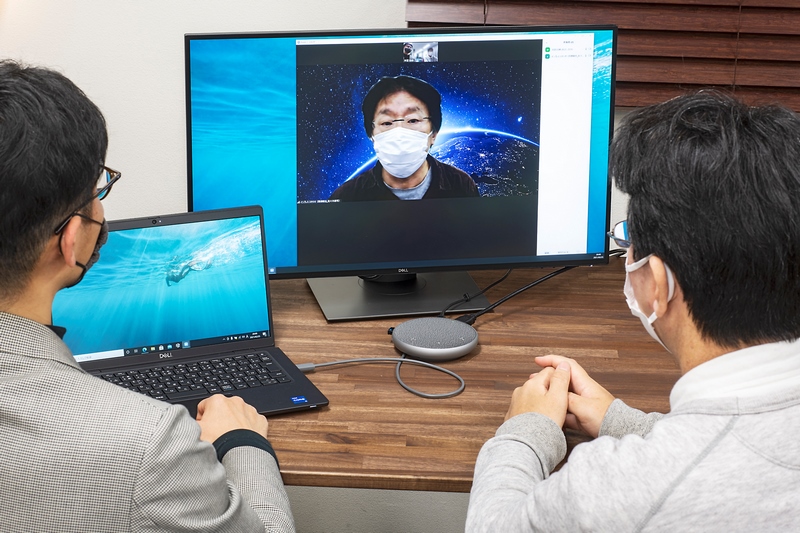 Dell モバイル アダプター スピーカーフォン MH3021Pを使えば、1台のPCに複数人を参加させてのWeb会議が簡単に実現できる。ディスプレイ出力も一緒にできてしまうので、Web会議環境の構築は非常に楽